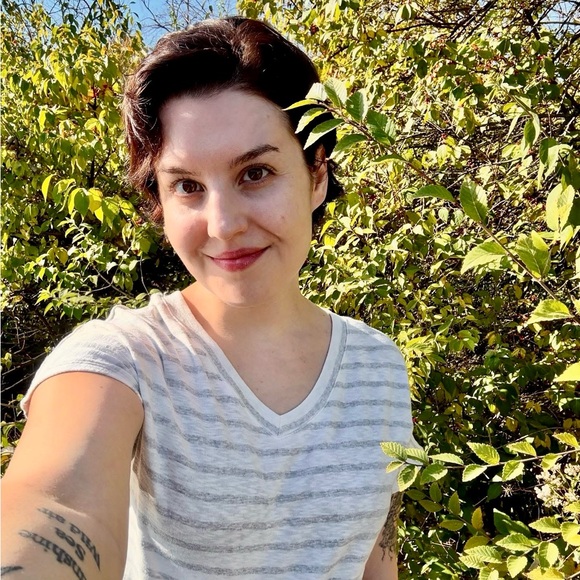 Meet your Posher, Elisabeth - Picture 2 of 2